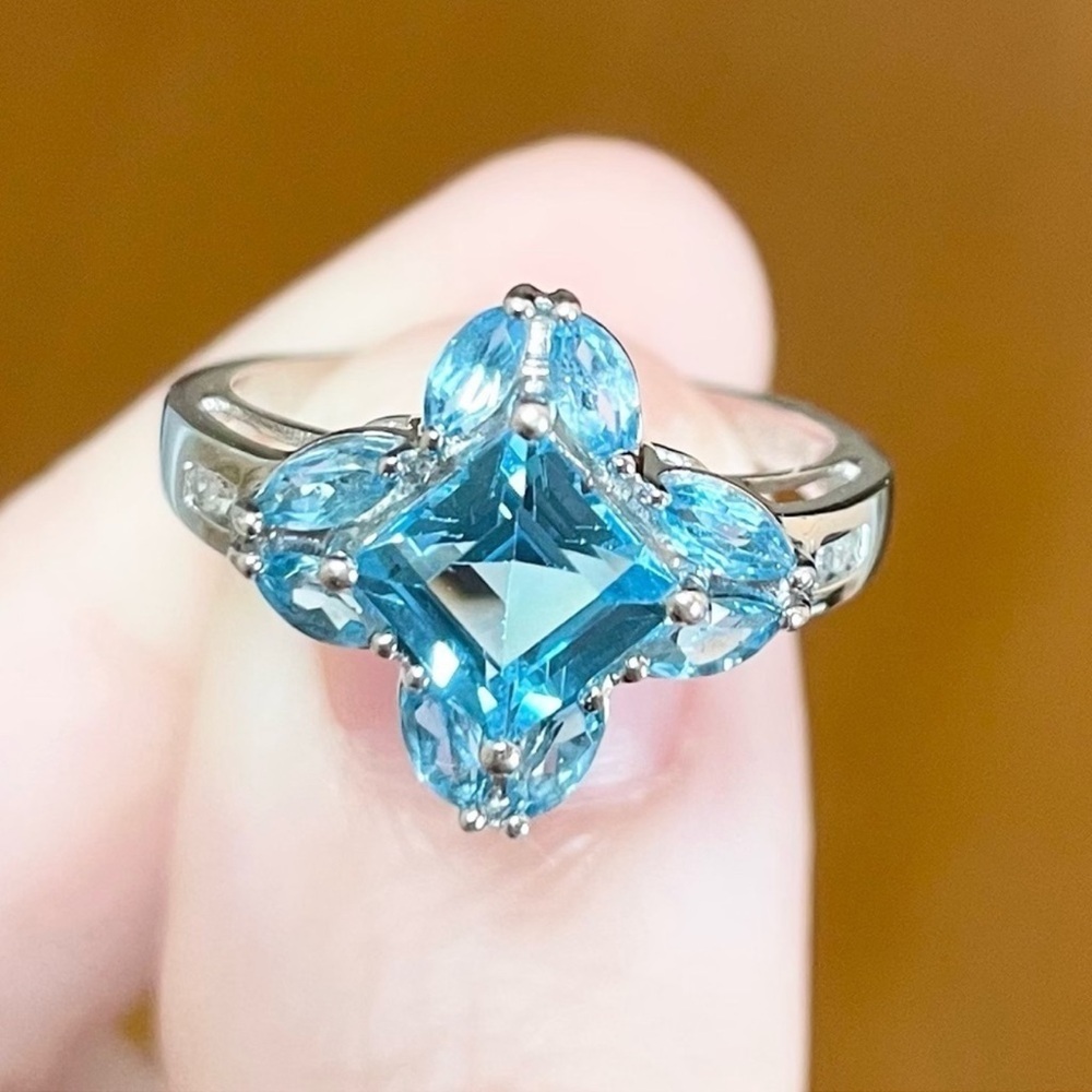 10k WG blue Topaz Ring